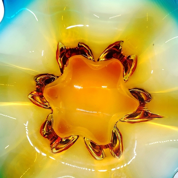 Sold    Vintage Mid Century Modern Hand Blown Art Glass Bowl Flower Shaped - Picture 6 of 11